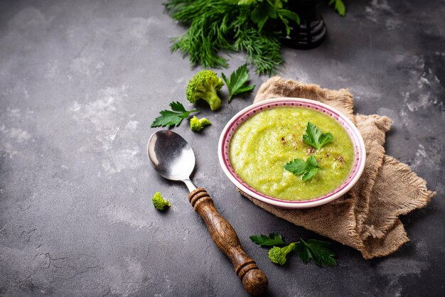 Sopa de crema verde con brócoli