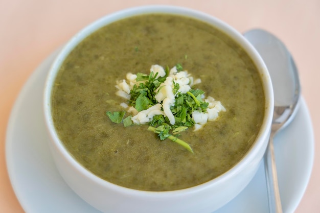 Sopa de crema verde de espinacas de cerca