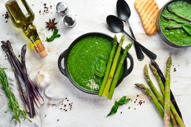 Sopa de crema verde con espinacas y espárragos Comida saludable Vista superior Espacio libre para el texto