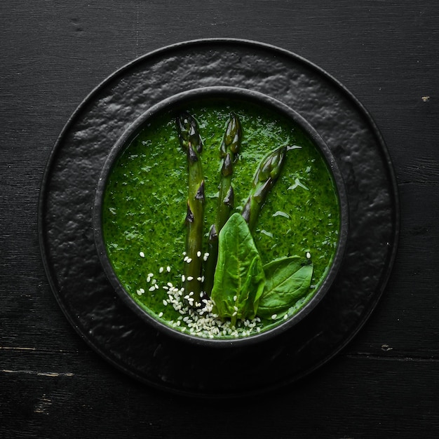 Sopa de crema verde con espinacas y espárragos Comida saludable Vista superior Espacio libre para el texto