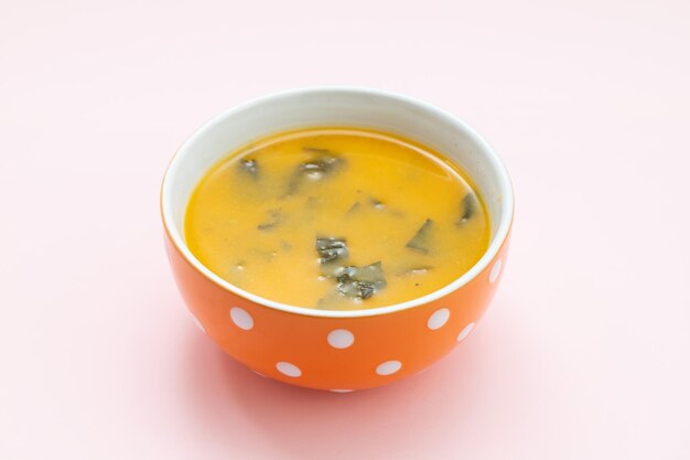 Foto sopa de crema de verduras con espinaca en un tazón