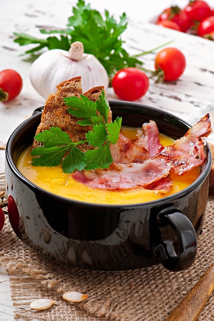 Sopa creme de abóbora com bacon e croutons