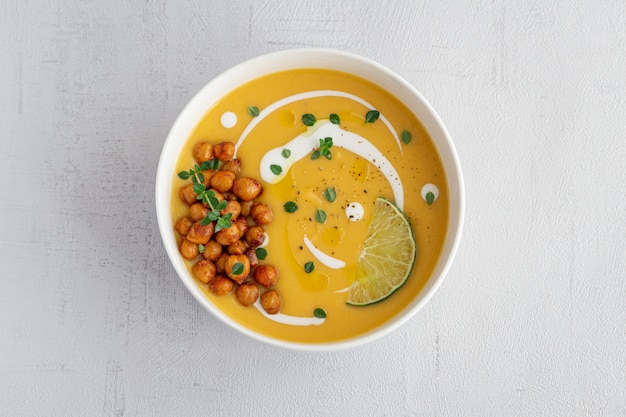 Foto sopa creme de abóbora com grão de bico