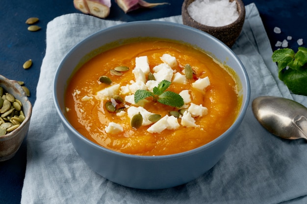 Sopa creme de abóbora com queijo de ovelha, outono comida caseira