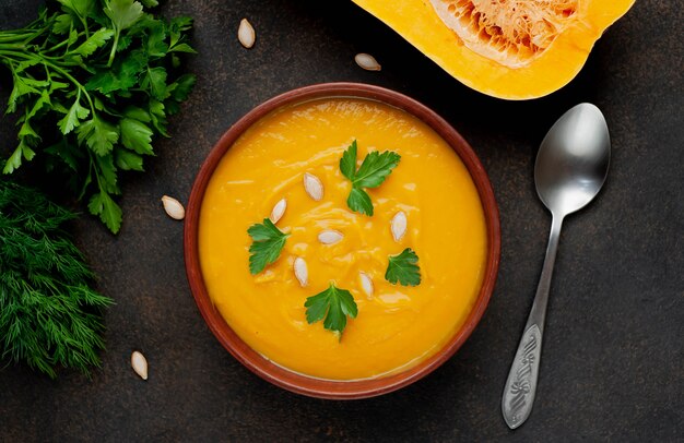 Sopa creme de abóbora com sementes e ervas. comida saudável