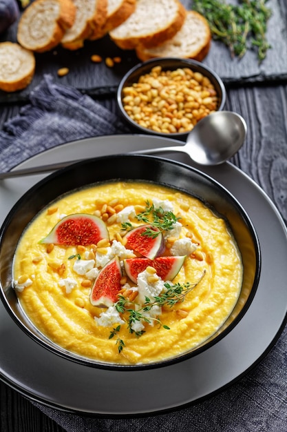 Sopa creme de abóbora com tomilho com queijo feta e figos