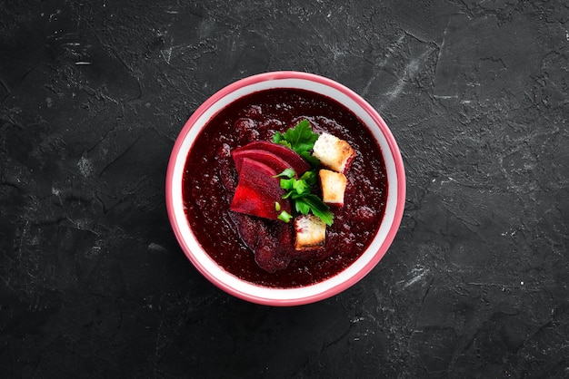 Sopa creme de beterraba em uma tigela com pão torrado Comida dietética Vista superior Espaço para texto grátis