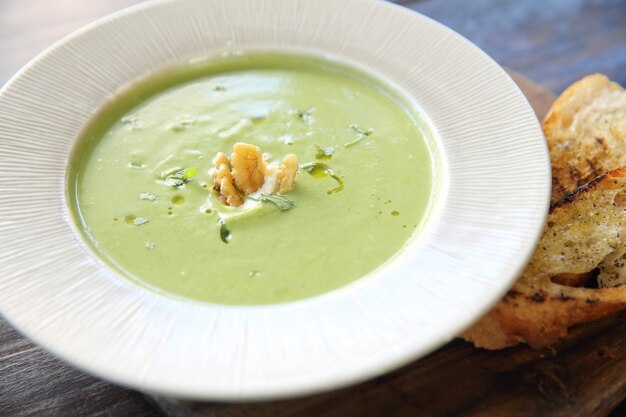 Sopa creme de brócolis na mesa de madeira