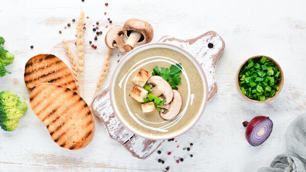 Sopa creme de cogumelos em uma tigela com pão torrado Comida dietética Vista superior