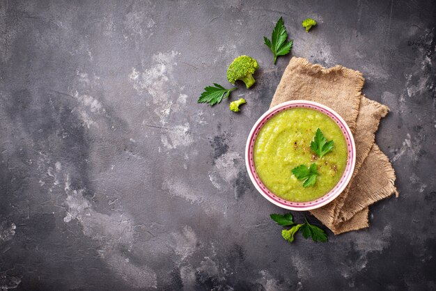 Sopa creme verde com brócolis