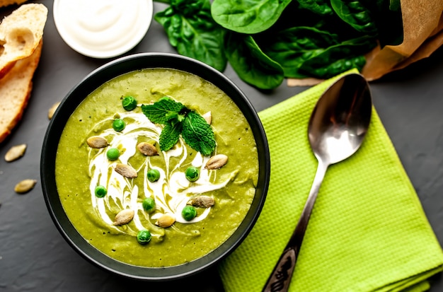 Foto sopa creme verde de espinafre e brócolis. fundo de concreto ou ardósia. o conceito de uma dieta saudável e dieta.