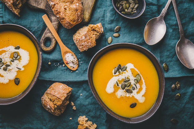 Sopa cremosa de calabaza de otoño en tazones