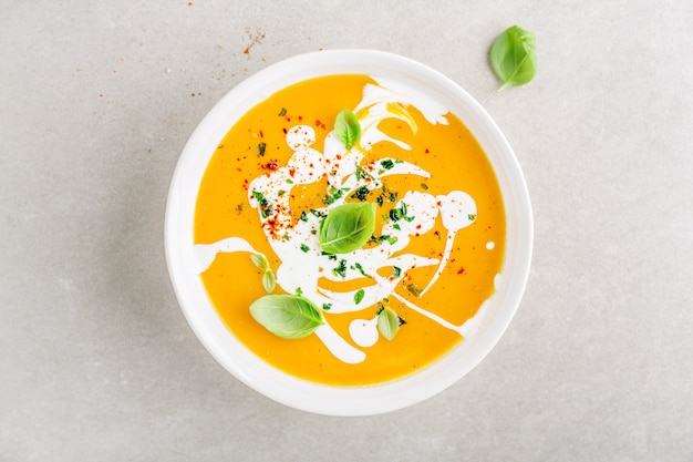 Sopa cremosa de calabaza servida en un tazón