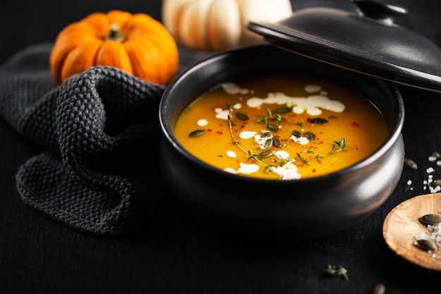 Sopa cremosa de calabaza servida en un tazón