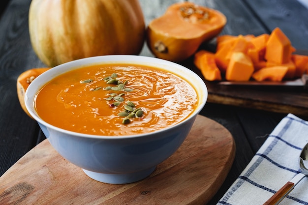 Sopa cremosa de calabaza en un tazón blanco