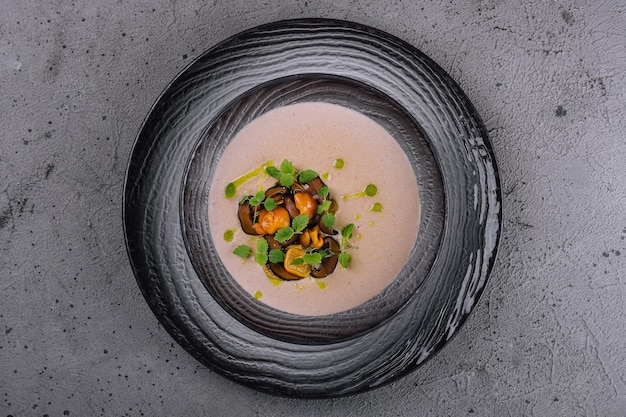 Sopa cremosa de champiñones con champiñones sobre fondo de piedra