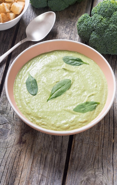 Sopa cremosa com brócolis e espinafre Tigela com croutons