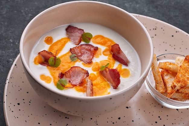 Sopa cremosa, couve-flor com bacon, croutons