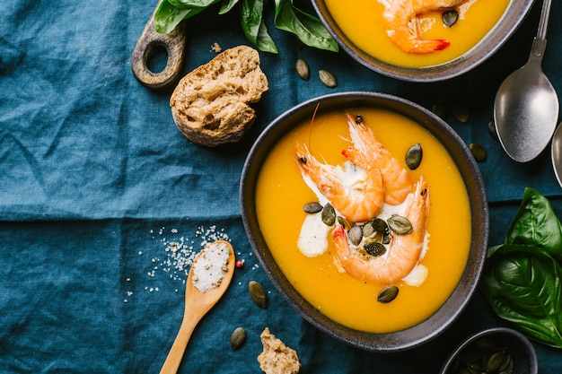 Sopa cremosa de abóbora outono em tigelas