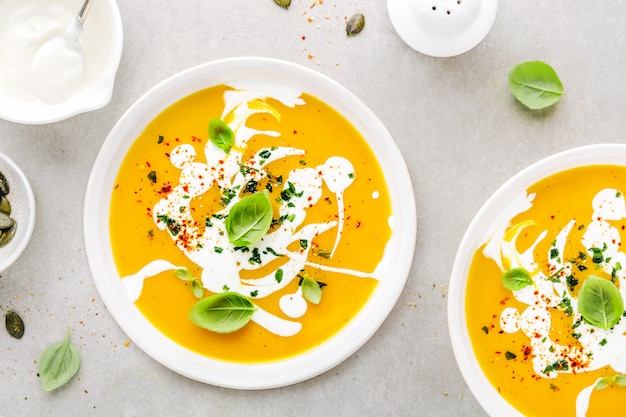 Sopa cremosa de abóbora servida em tigela