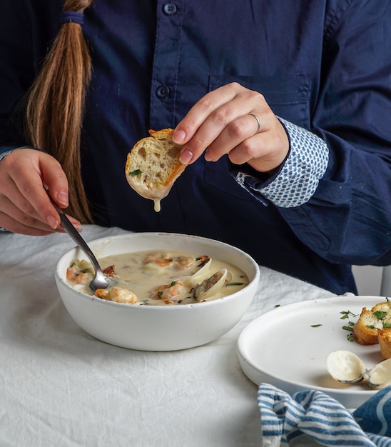 Sopa cremosa de amêijoas com camarão e batata