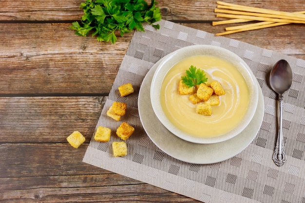 Sopa cremosa de cogumelos com croutons e palitos de pão italiano