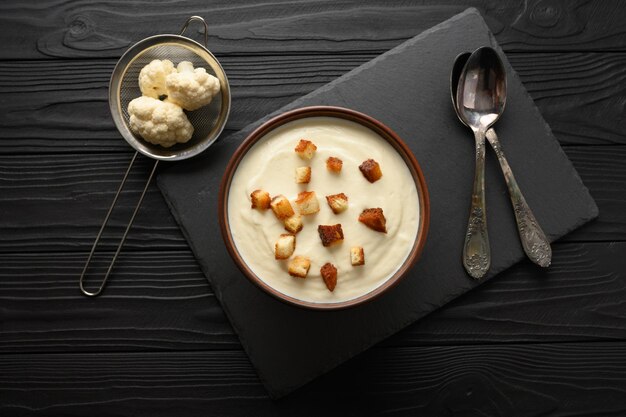 Sopa cremosa de couve-flor com croutons caseiros