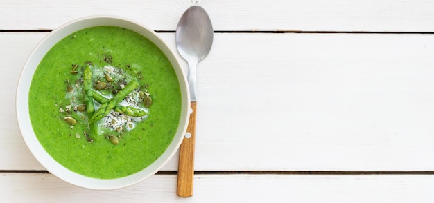 Sopa cremosa de espargos verdes Alimentação saudável Comida vegetariana Dieta
