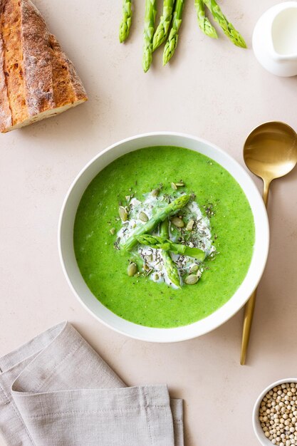 Sopa cremosa de espargos verdes Alimentação saudável Comida vegetariana Dieta