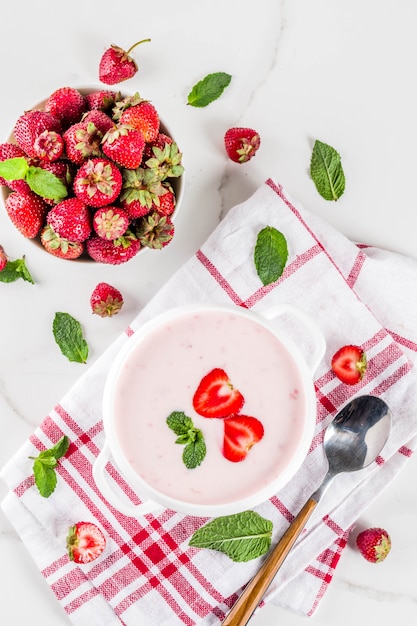 Sopa cremosa de morango, comida vegetariana de verão