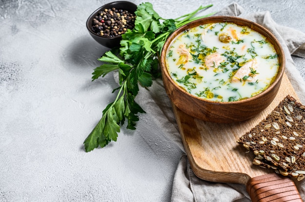 Sopa cremosa de peixe com salmão, truta, batata e salsa