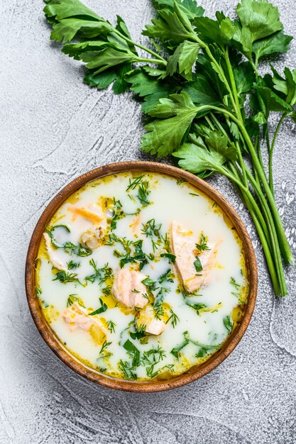 Sopa cremosa de peixe com salmão, truta, batatas e salsa., Vista superior.