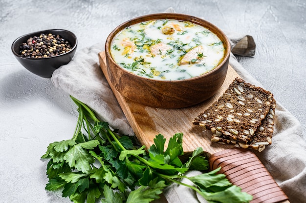 Sopa cremosa de peixe finlandesa com salmão e batatas.