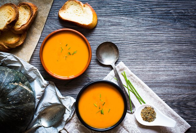 Sopa cremosa deliciosa de abóbora vegan