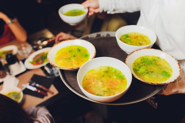 Sopa cremosa e suave de queijo cheddar defumado inglês e brócolis