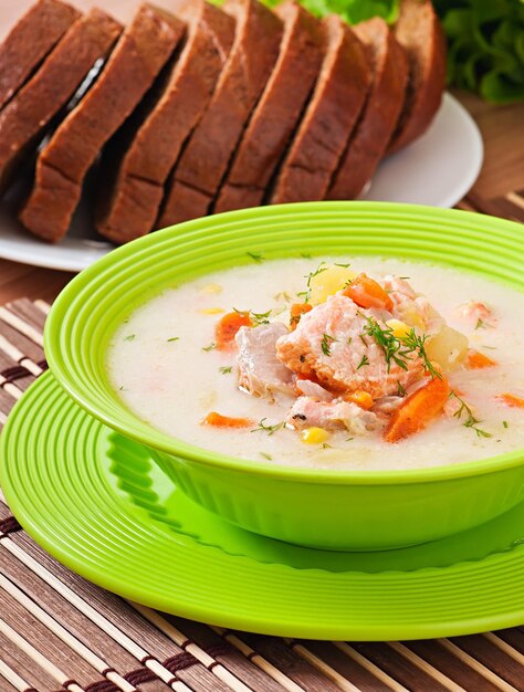 Sopa cremosa finlandesa con salmón