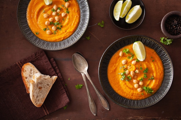 Sopa cremosa de garbanzos y zanahorias en rústica oscura