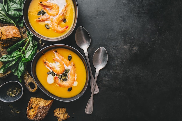 Sopa Cremosa De Otoño De Calabaza En Cuencos