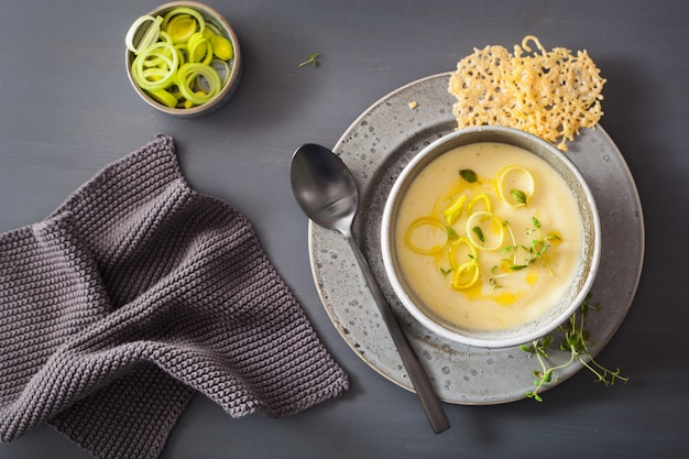 Sopa cremosa de papa y puerro en un tazón