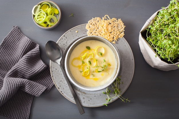 Sopa cremosa de papa y puerro en un tazón