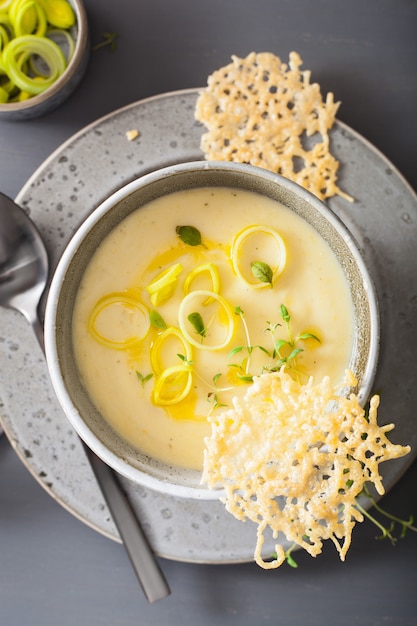 Foto sopa cremosa de papa y puerro en un tazón