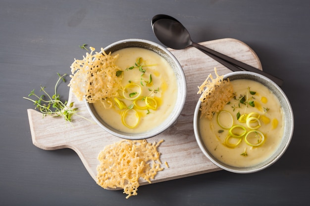 Sopa cremosa de papa y puerro en tazones