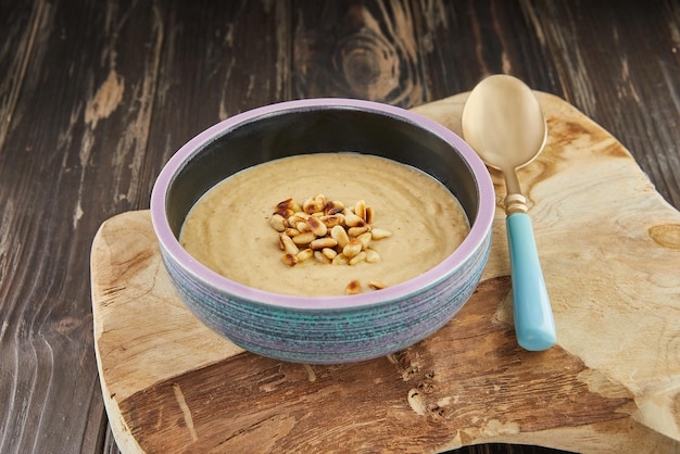 Sopa cremosa de peras y castañas con pimentón. Cocina gourmet francesa.