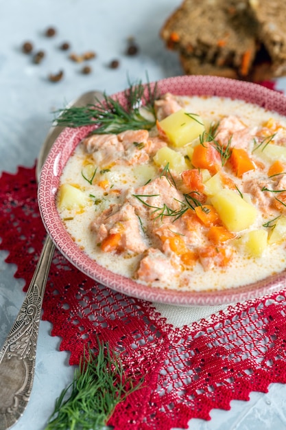 Sopa cremosa con salmón y verduras en un bol