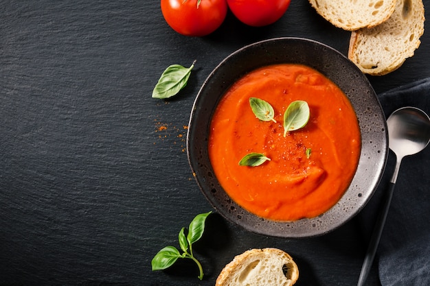 Sopa cremosa de tomate servida en un tazón