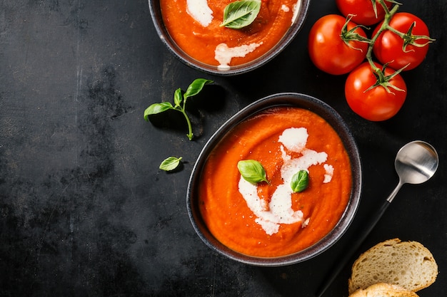 Sopa cremosa de tomate servida en un tazón