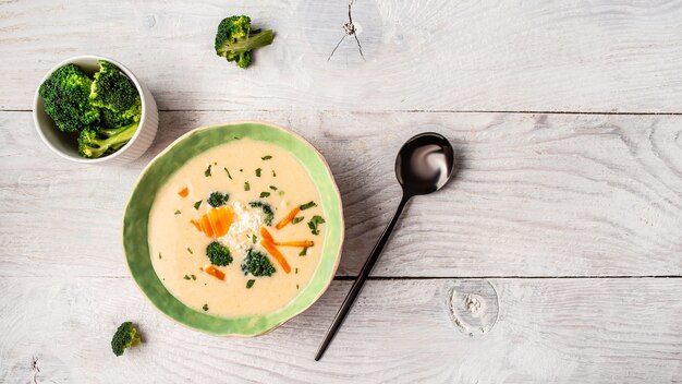 Sopa cremosa vegetariana em uma tigela