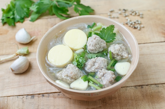 Sopa de cuajada de cerdo y soja picada