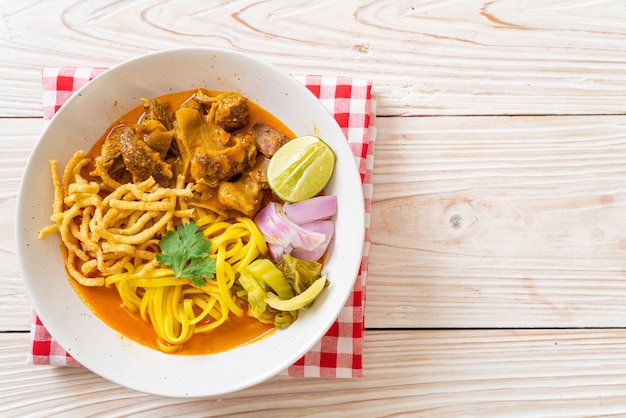 Sopa de curry de fideos del norte de Tailandia con cerdo estofado - estilo de comida tailandesa