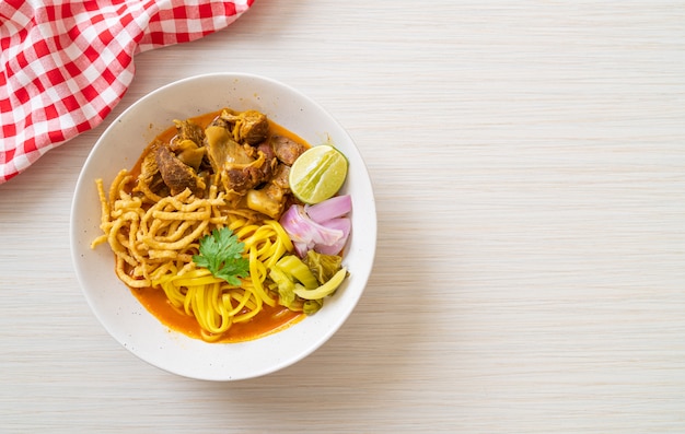 Sopa de curry de fideos del norte de Tailandia con cerdo estofado